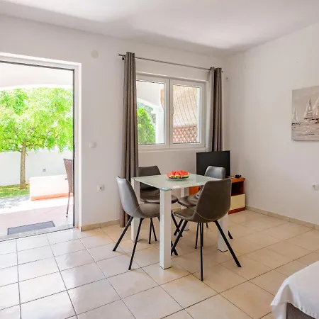 Tino - Zad511 By Interhome